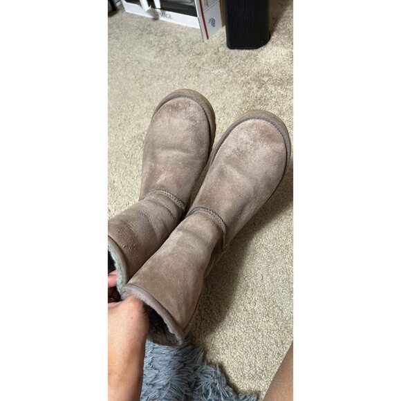 Classic UGG Womens Short Boots Size 8 Taupe Suede Shearling Lined Winter Shoes - Picture 10 of 10